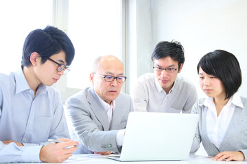 Fototapeta premium 会社で企画会議をする男女