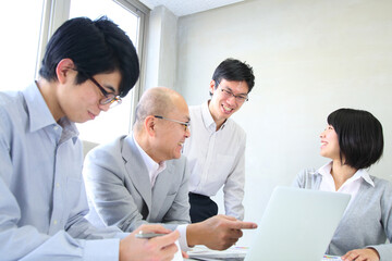 会社で企画会議をする男女