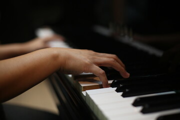 Obraz premium Close-Up of Hands Playing grand piano Keys Music Practice and Performance Concept