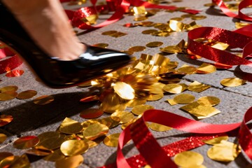 Neujahrs-Textur (Winter/Global) - Fokus auf die Textur und die Haptik von Neujahrs-Symbolen, die über das westliche Silvester hinausgehen (z.B. chinesisches Neujahr oder einfach Gold/Glanz)