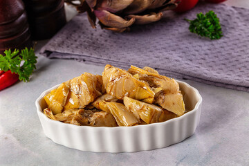 Marinated organic artichole with oil