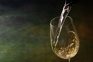 白ワインを注ぐ