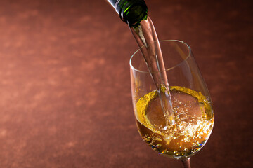 白ワインを注ぐ