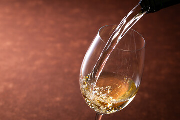 白ワインを注ぐ