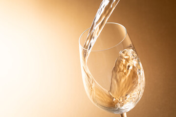 白ワインを注ぐ