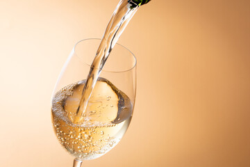 白ワインを注ぐ