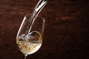 白ワインを注ぐ