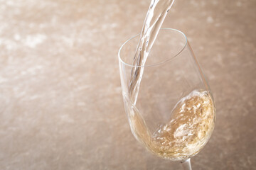 白ワインを注ぐ