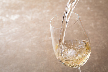 白ワインを注ぐ