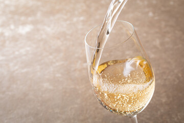 白ワインを注ぐ