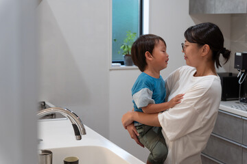 子どもが泣いて家事ができないお母さん