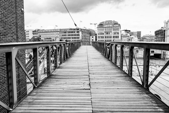 Wooden pedestrian bridge in Hamburg's port district. - Powered by Adobe