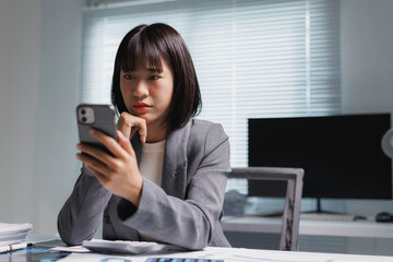 Young businesswoman facing business problems on smartphone