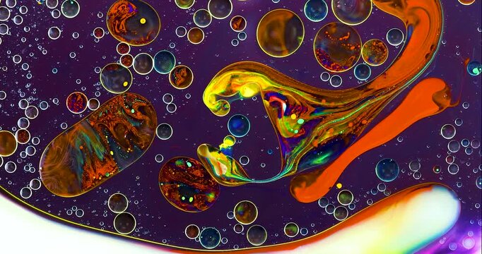  Rappresentazione fantastica dell'universo attraverso il movimento , in un fluido oleoso , di vernici colorate con formazioni di bolle