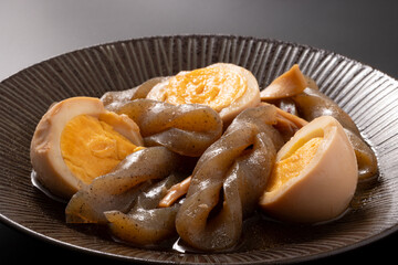 イカとコンニャクと卵の煮物