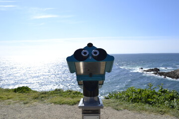 Jumelles touristiques payantes pour observer l'océan atlantique depuis le Finistère en France