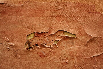 Mur rose avec traces d'humidit&eacute;. Cloque sur la peiture?