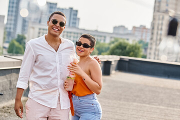 Obraz premium Young friends celebrate friendship and joy at a vibrant rooftop party in the heart of the city
