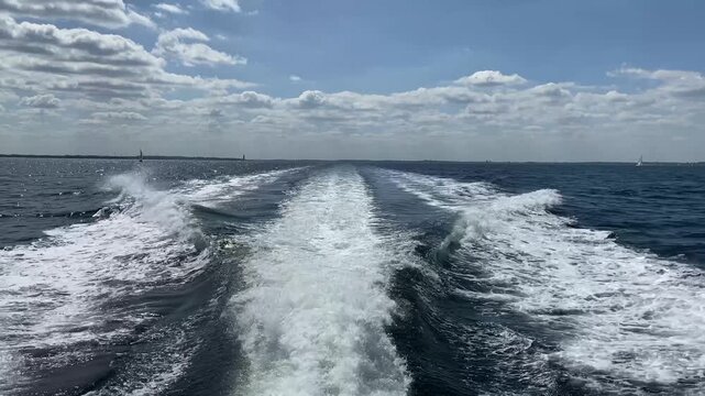 Heckwelle eines Bootes