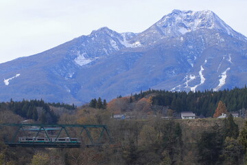 絶景の妙高山を背景に鉄橋を渡るえちごトキめき鉄道ET127系電車_2025/11/23撮影