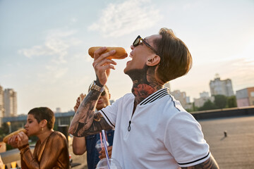 Obraz premium Young friends celebrate friendship with a rooftop party full of laughter and joy