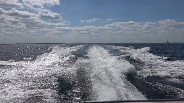 Heckwelle eines Bootes