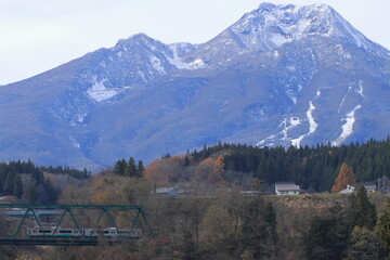 絶景の妙高山を背景に鉄橋を渡るえちごトキめき鉄道ET127系電車_2025/11/23撮影
