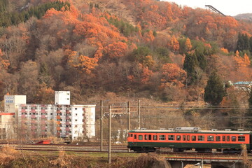 廃墟群が立ち並ぶ妙高高原駅に到着するしなの鉄道115系電車の臨時列車_2025/11/23撮影