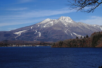 【長野県】野尻湖と雪化粧をした妙高山の絶景