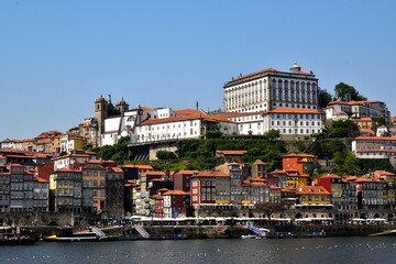 La vieille ville de Porto au bord de la rivi&egrave;re Douro