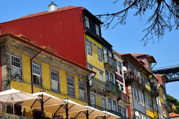 Les fa&ccedil;ades color&eacute;es des maisons de la vieille ville de Porto 