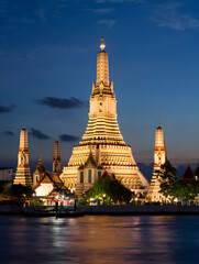 Naklejka premium Wat Arun Illuminated at Dusk