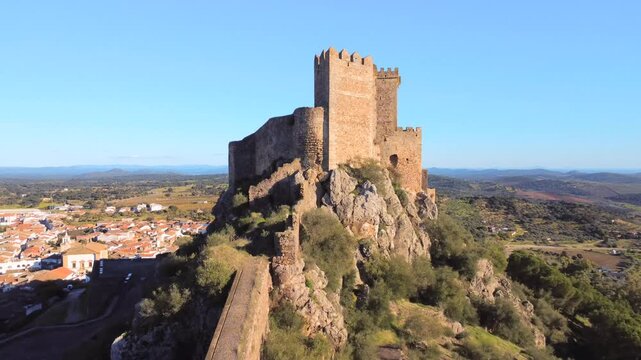 Discovering Flight: Lateral Aerial Passage over the Walls of Alburquerque Castle.