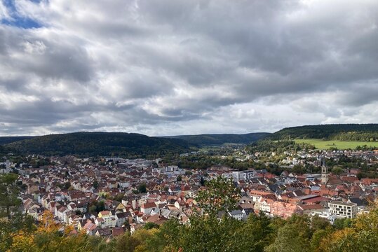 Panoramablick &uuml;ber Tuttlingen an einem bew&ouml;lkten Herbsttag mit weiten H&uuml;geln, dichter Altstadt und dramatischem Himmel
