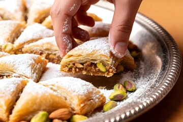 Zuckerfest / Eid Mubarak (Sommer/Frühling) - Fokus auf die Süßigkeiten und die Freude am Eid al-Fitr (Zuckerfest), das das Ende des Ramadan markiert