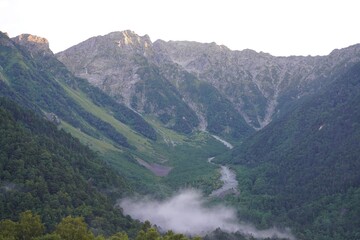 北アルプス　早朝の上高地から望む穂高連峰