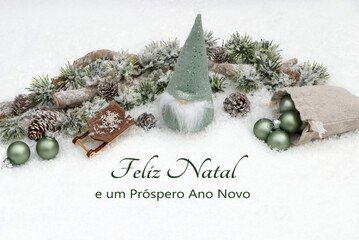 Cartão de Natal: Saudações natalinas portuguesas com duendes, trenós e decorações natalinas na neve. Feliz Natal e um próspero Ano Novo.