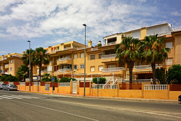miejscowość wypoczynkowa w południowej europie, nadmorskie miasteczko w Hiszpani z domami i drogą na plażę, a seaside town in Spain with houses and a road to the beach  © kateej