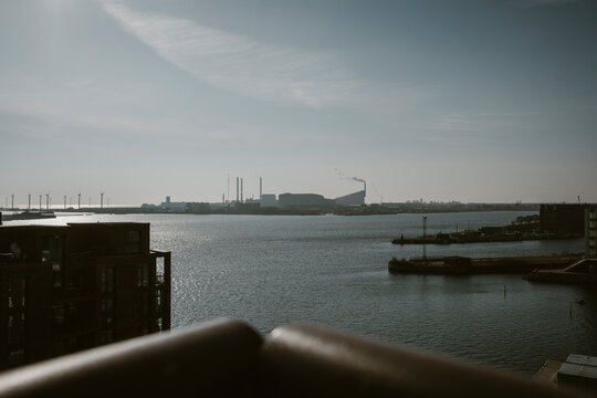 Steam spreading around industry infrastructure illustrates sustainability where clean energy lowers emission flow, advances efficiency outcomes and maintains an environment process shaping transition.