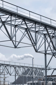 Steam rising over industry infrastructure supports sustainability by showing how clean energy reduces emission pressure, boosts efficiency and maintains an environment process for transition.