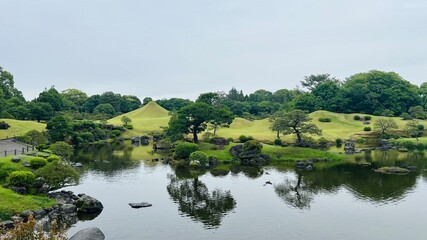 水前寺成趣園の池と緑の築山 (富士山) | 熊本の美しい日本庭園 Beautiful...