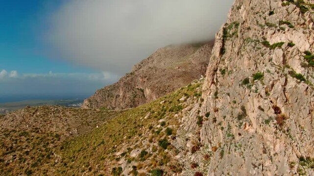 Skaliste g&oacute;ry w chmurach san vito lo capo