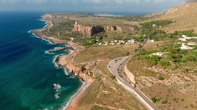 Skaliste wybrzeże fale czerwone skały klif