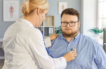 Obraz premium Doctor checks patient with stethoscope during checkup. In a clinic, a physician listens to heart and lungs, performing a calm examination and offering healthcare. Key idea: caring clinical care.