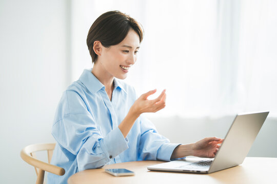 自宅でテレワーワークをする女性