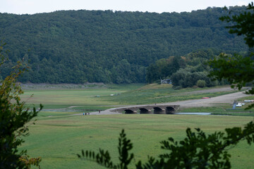 Aussicht auf die Alte Br&uuml;cke Asel, Edersee ohne Wasser, Hessen, Deutschland