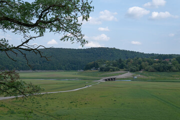 Aussicht auf die Alte Br&uuml;cke Asel, Edersee ohne Wasser, Hessen, Deutschland