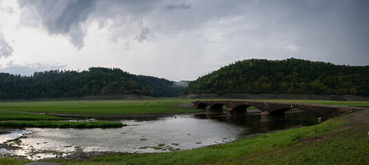 Aussicht auf die Alte Brücke Asel, Edersee ohne Wasser, Hessen, Deutschland