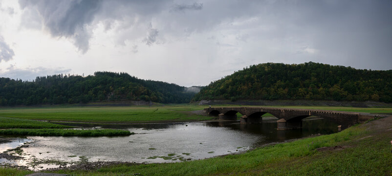 Aussicht auf die Alte Br&uuml;cke Asel, Edersee ohne Wasser, Hessen, Deutschland