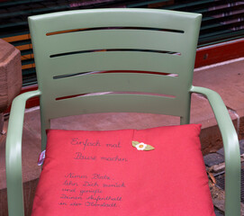 Kissen auf Stuhl mit Stadtwerbung, Oberstadt, Marburg, Hessen, Deutschland